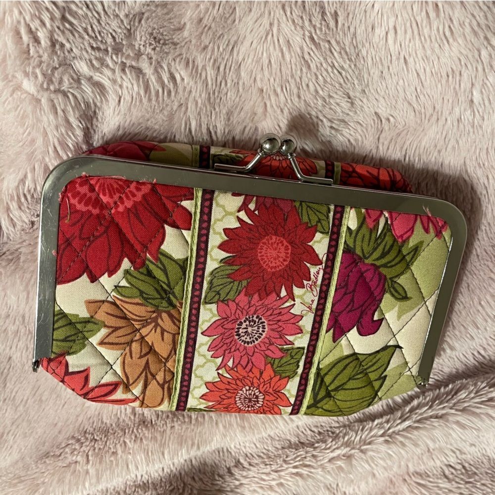 free with any purchase over 30$
Just add it to your bundle, Vera Bradley